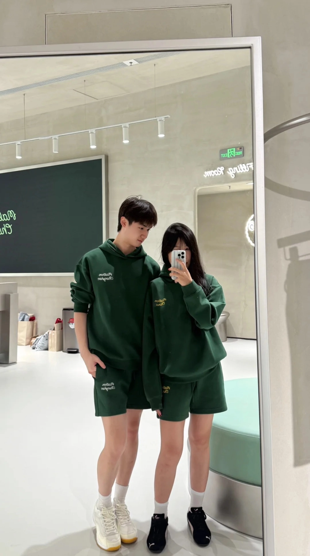 Phối đồ đôi tết màu xanh với quần jean năng động