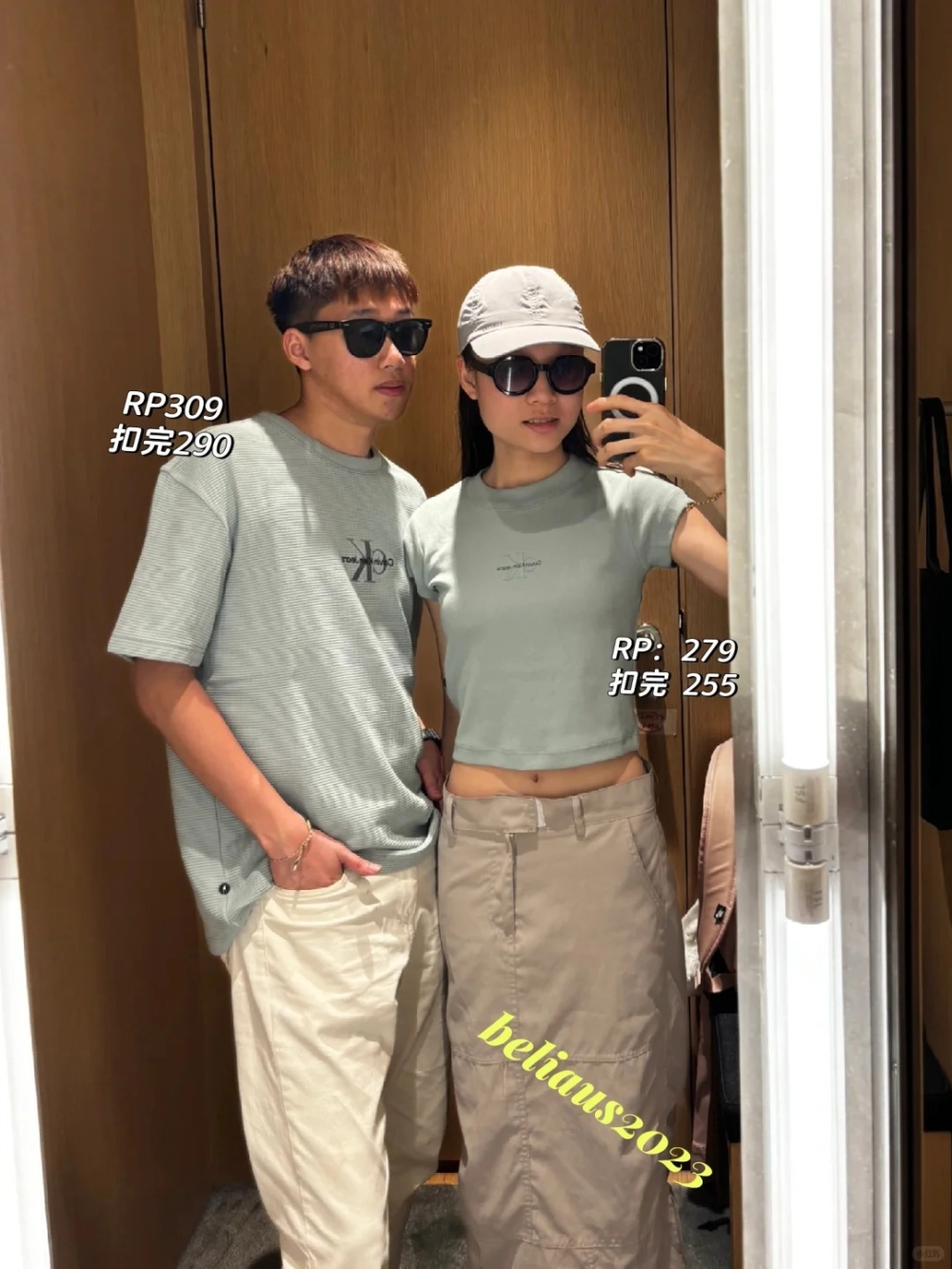 Áo thun xanh in chữ thư pháp tinh xảo cho cặp đôi