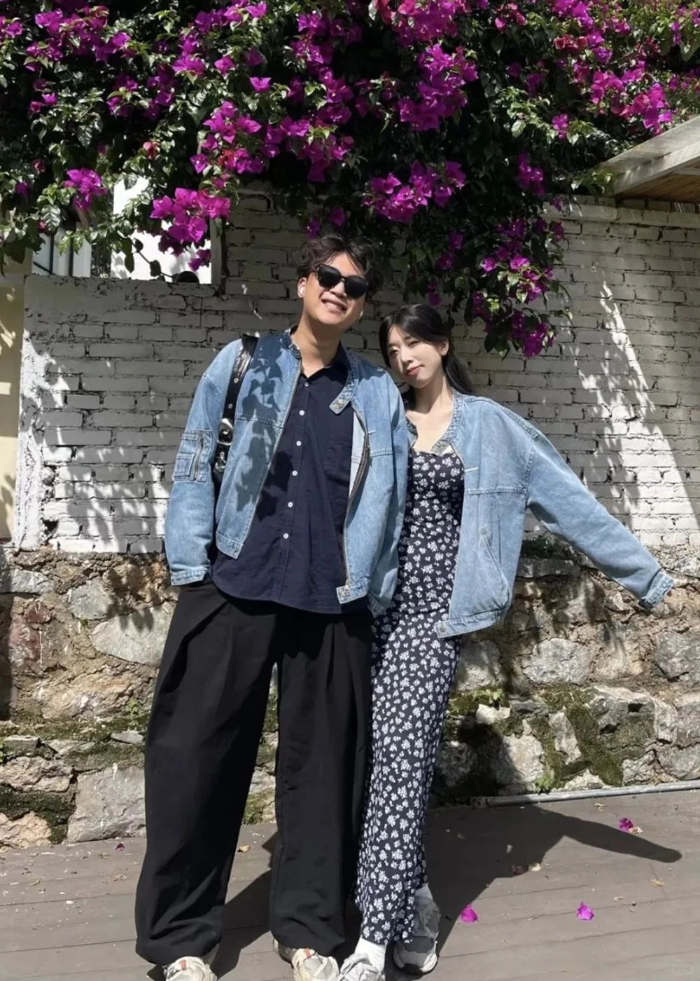 Áo đôi in chữ độc lạ cho mùa xuân thêm thú vị