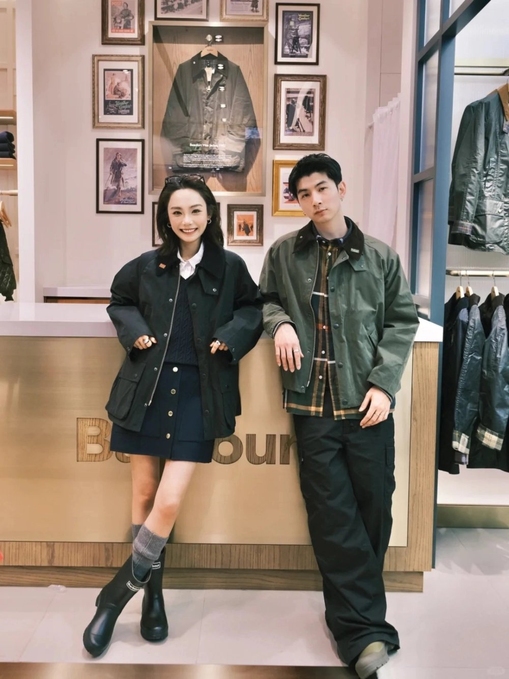 Mẫu áo đôi in chữ tiếng anh tết hiện đại và trẻ trung