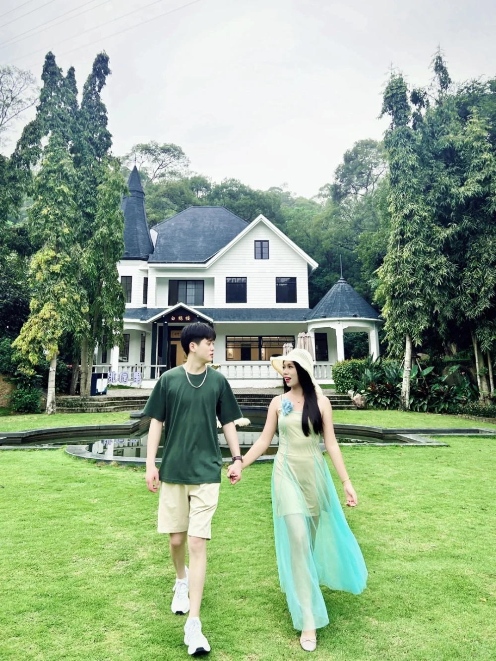 Áo đôi in chữ câu đối tết mang nét đẹp cổ truyền