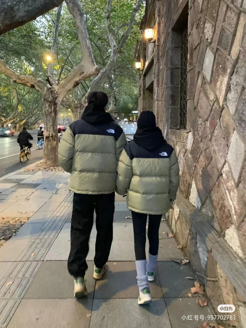 Áo đôi in chữ tiếng anh vui nhộn cho ngày tết