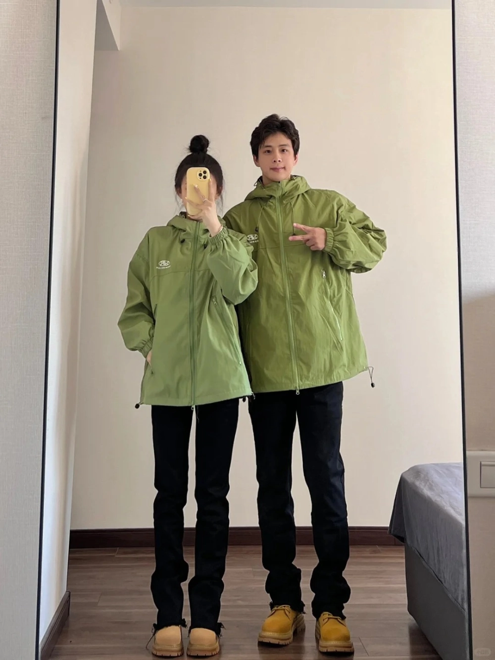 Hình ảnh đồ đôi tết màu xanh chụp tại chùa đầu năm