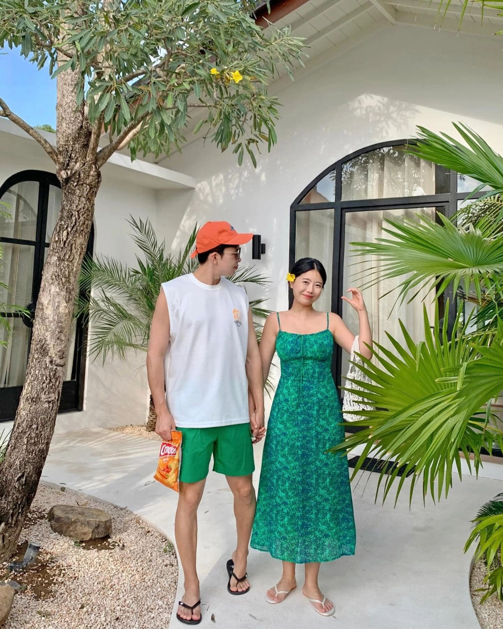 Cặp đôi rạng rỡ trong bộ đồ đôi tết màu xanh in chữ ý nghĩa