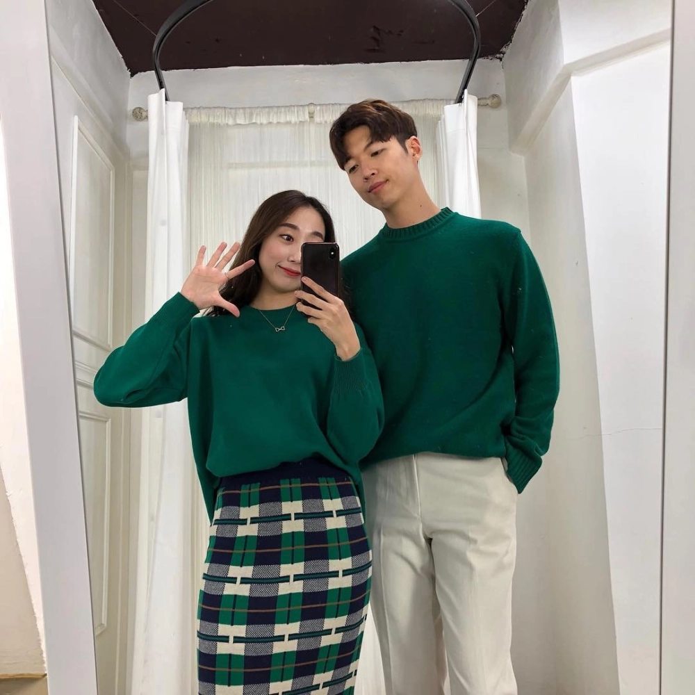 Áo đôi in chữ tên cặp đôi tạo điểm nhấn cá nhân