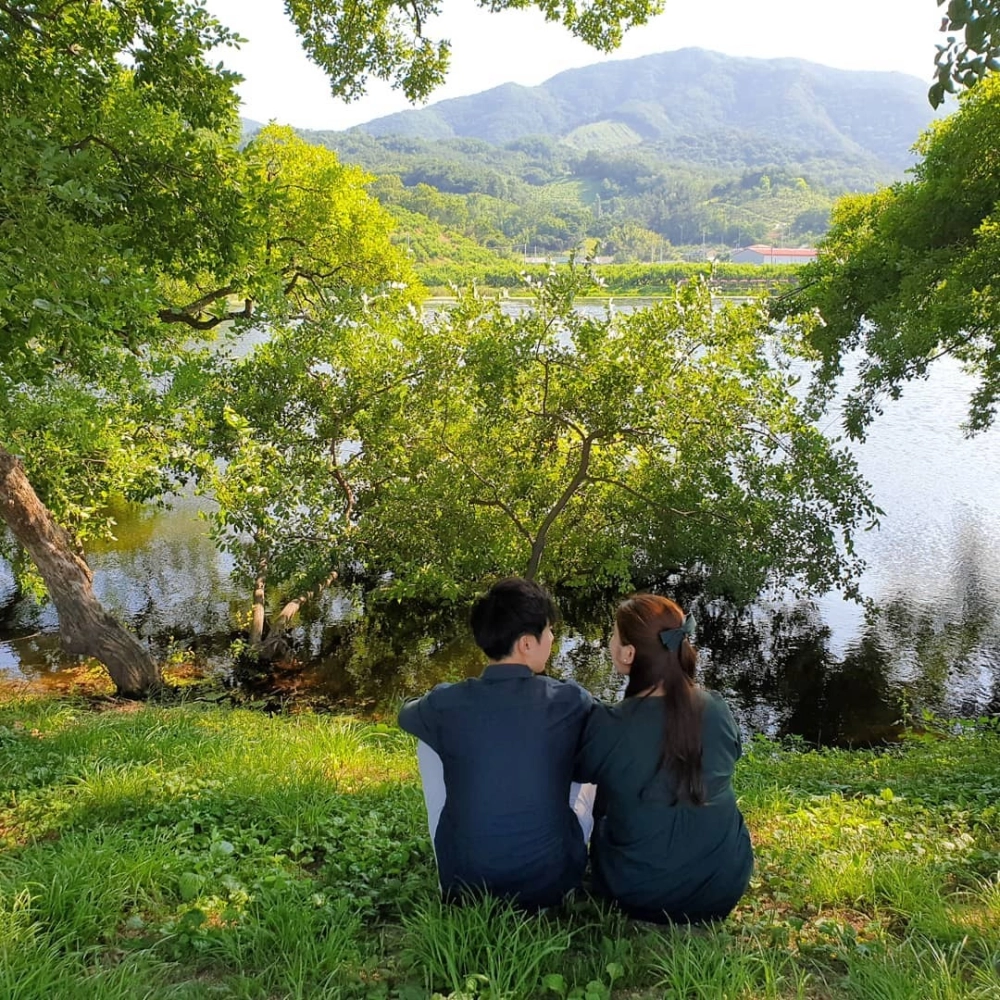 Áo hoodie đôi in chữ chất với tông xanh than