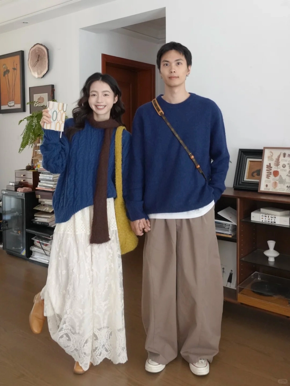 Cặp đôi diện đồ đôi Tết năng động dạo phố đi bộ rạng rỡ