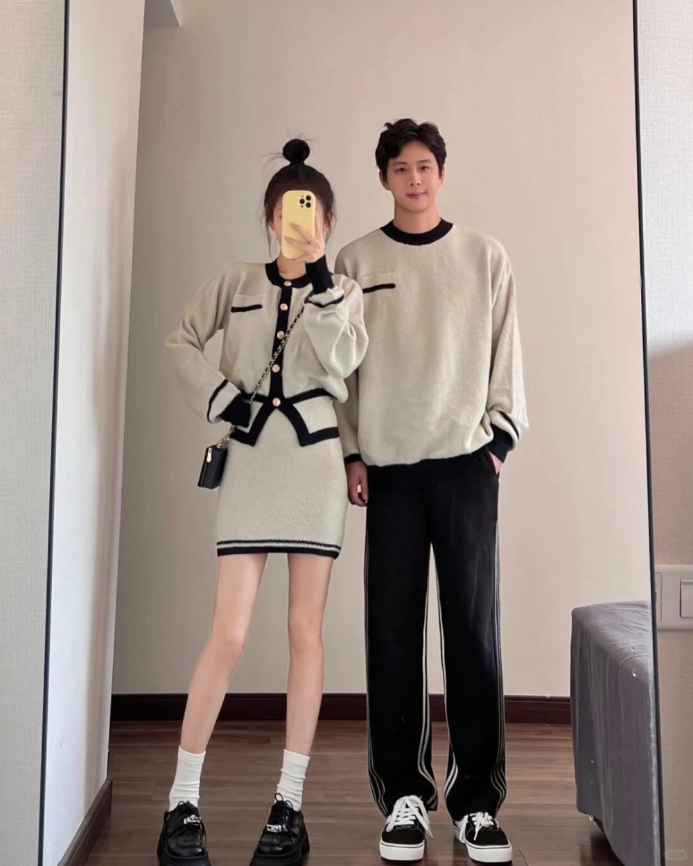 Hình ảnh đồ đôi Tết năng động trong chuyến du xuân xa