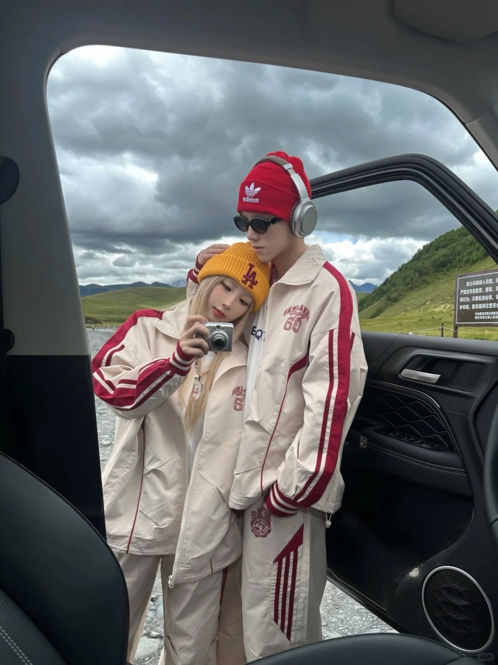 Phối đồ thể thao cặp đôi ngầu với giày sneaker