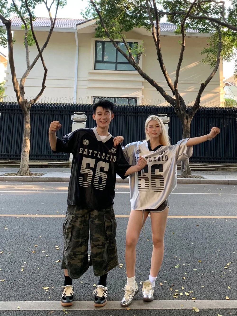 Phụ kiện thể thao đôi như mũ và túi xách