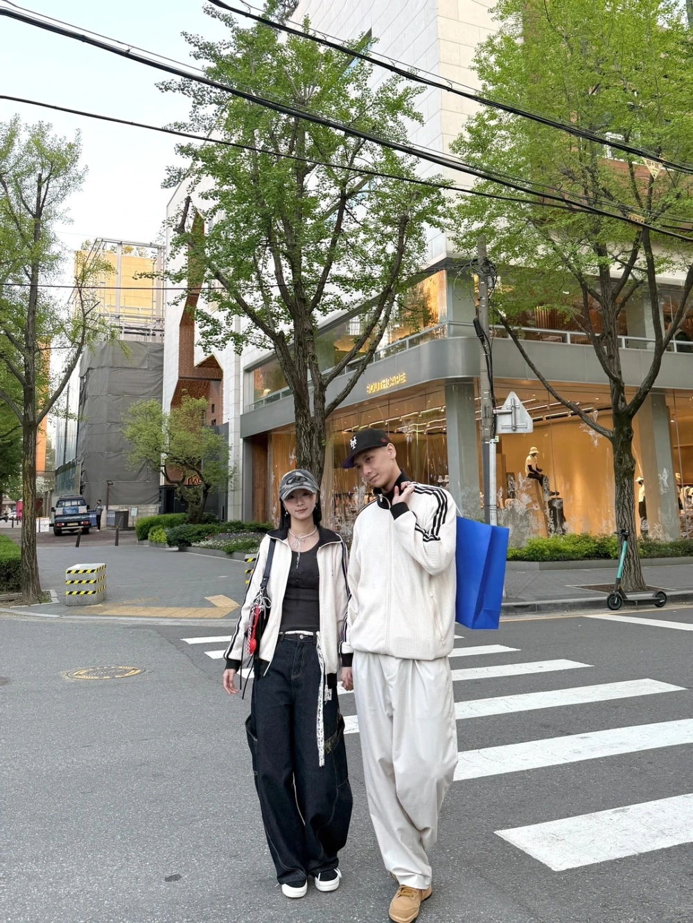 Sporty couple look với tông màu đen tối giản