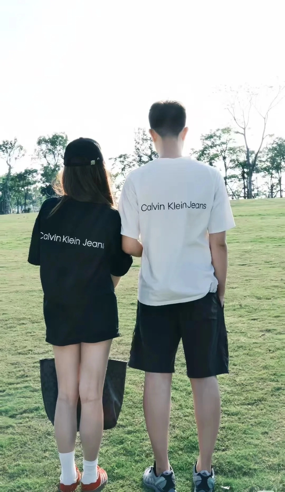 Cặp đôi diện đồ đôi tối giản tông màu đen trắng thanh lịch dạo phố