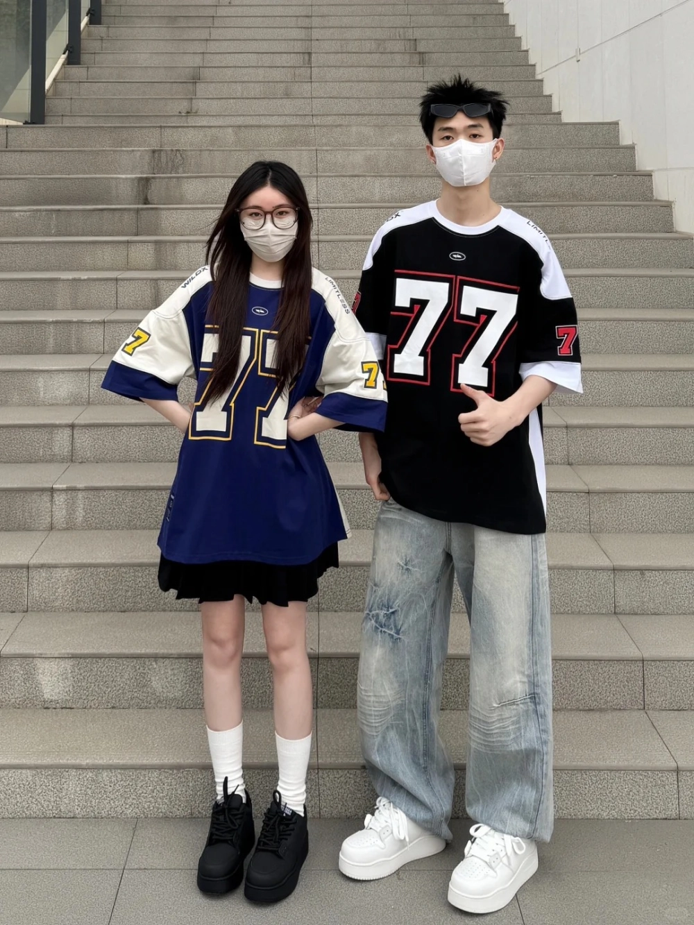 Mẫu áo phông đôi trơn màu trắng phong cách tối giản