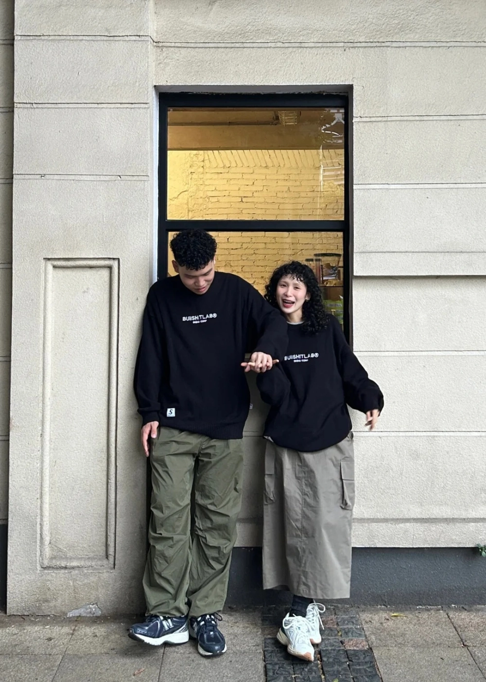 Cặp đôi diện đồ đôi tối giản màu xám dạo phố mùa thu