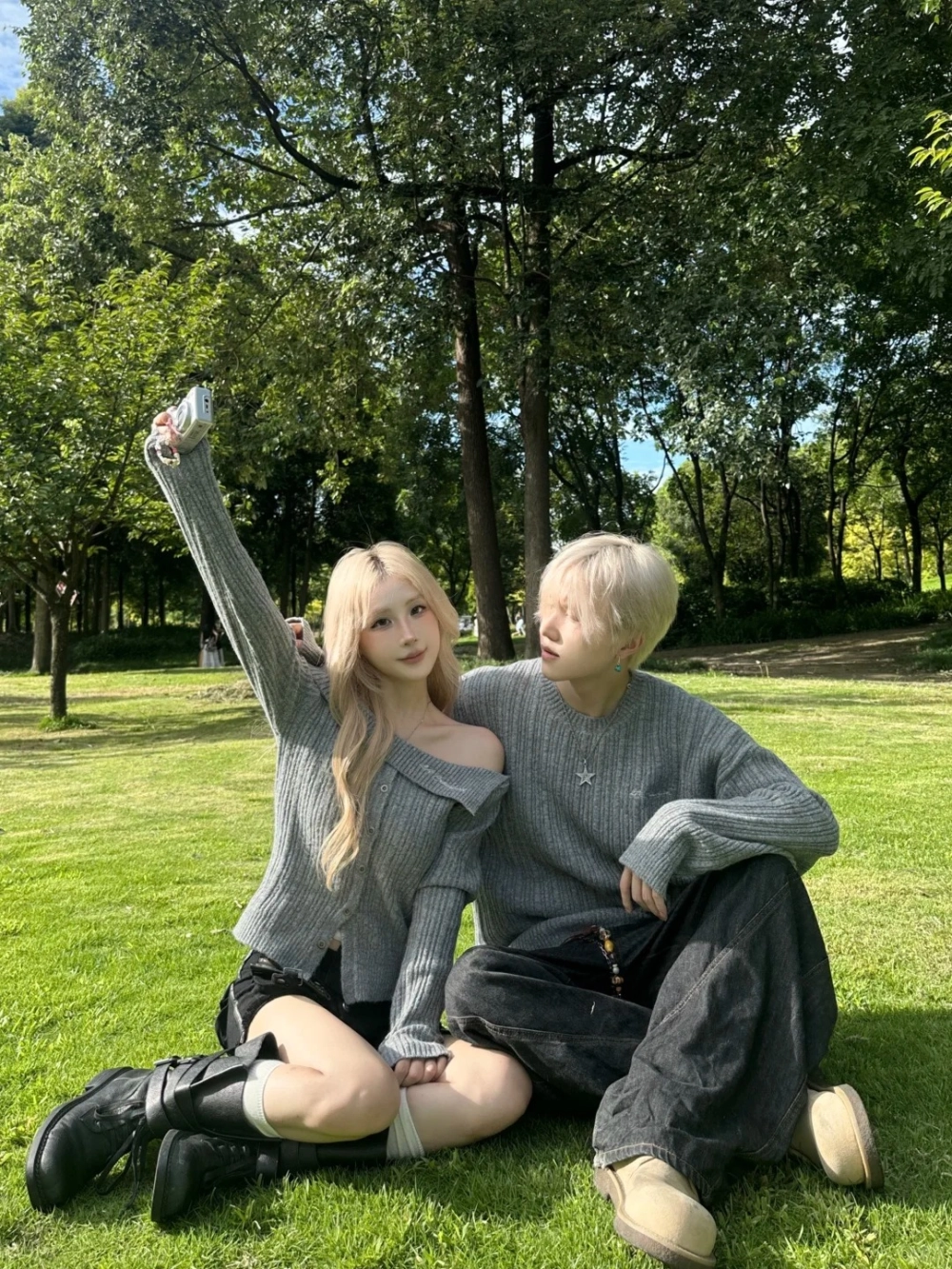 Hình ảnh đồ đôi tối giản mùa thu ấm áp