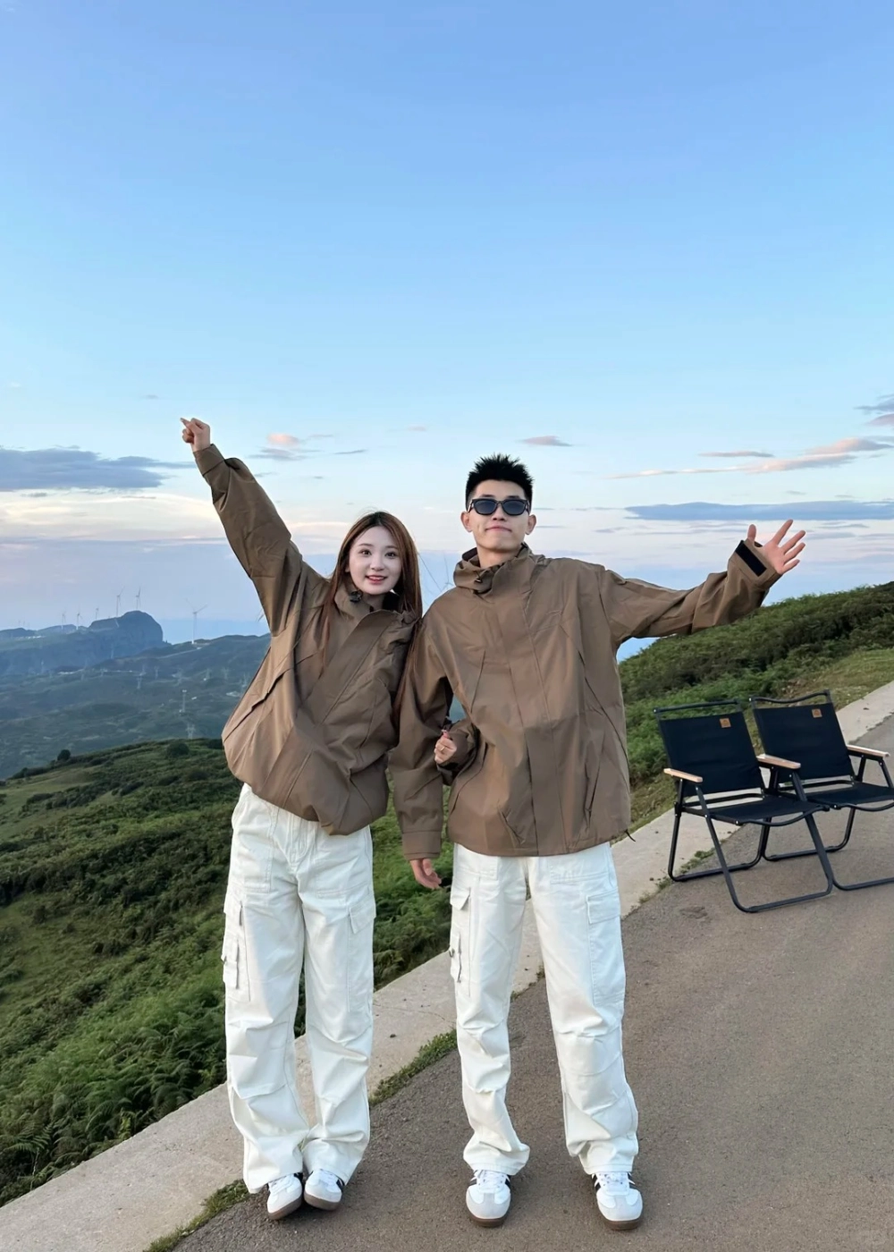 Mẫu đồ đôi màu trắng đen không bao giờ lỗi mốt