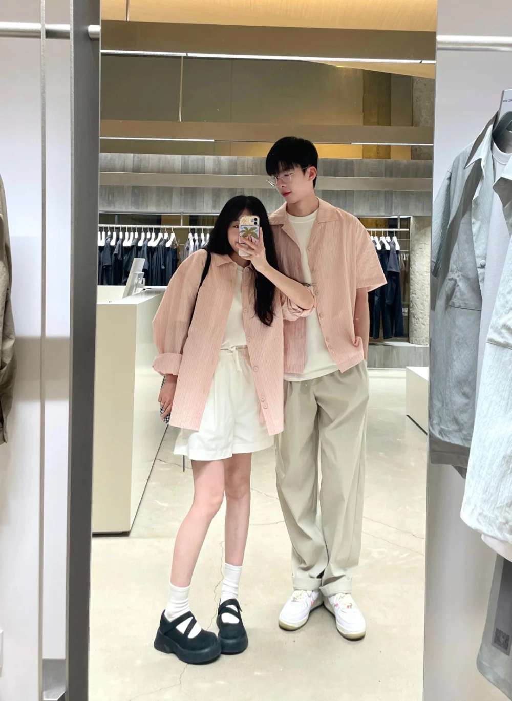 Đồ đôi tối giản phong cách Nhật Bản với tông màu kem