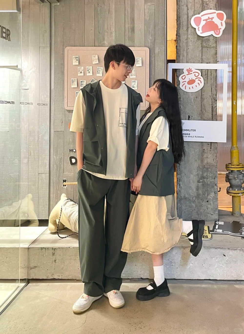 Áo sơ mi trắng cặp và váy suông đôi tối giản hài hòa