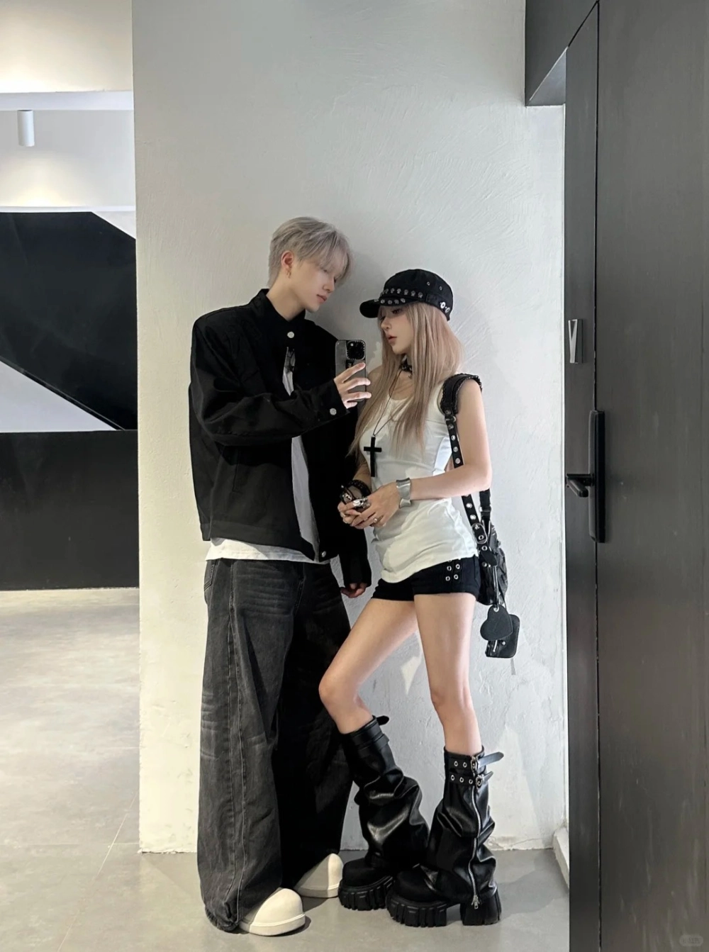 Họa tiết bướm đồ đôi trên áo phông cặp