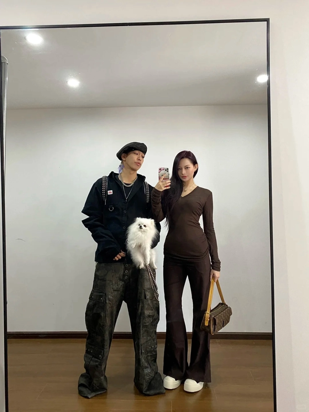 Phối đồ đôi Y2K với thắt lưng xích kim loại