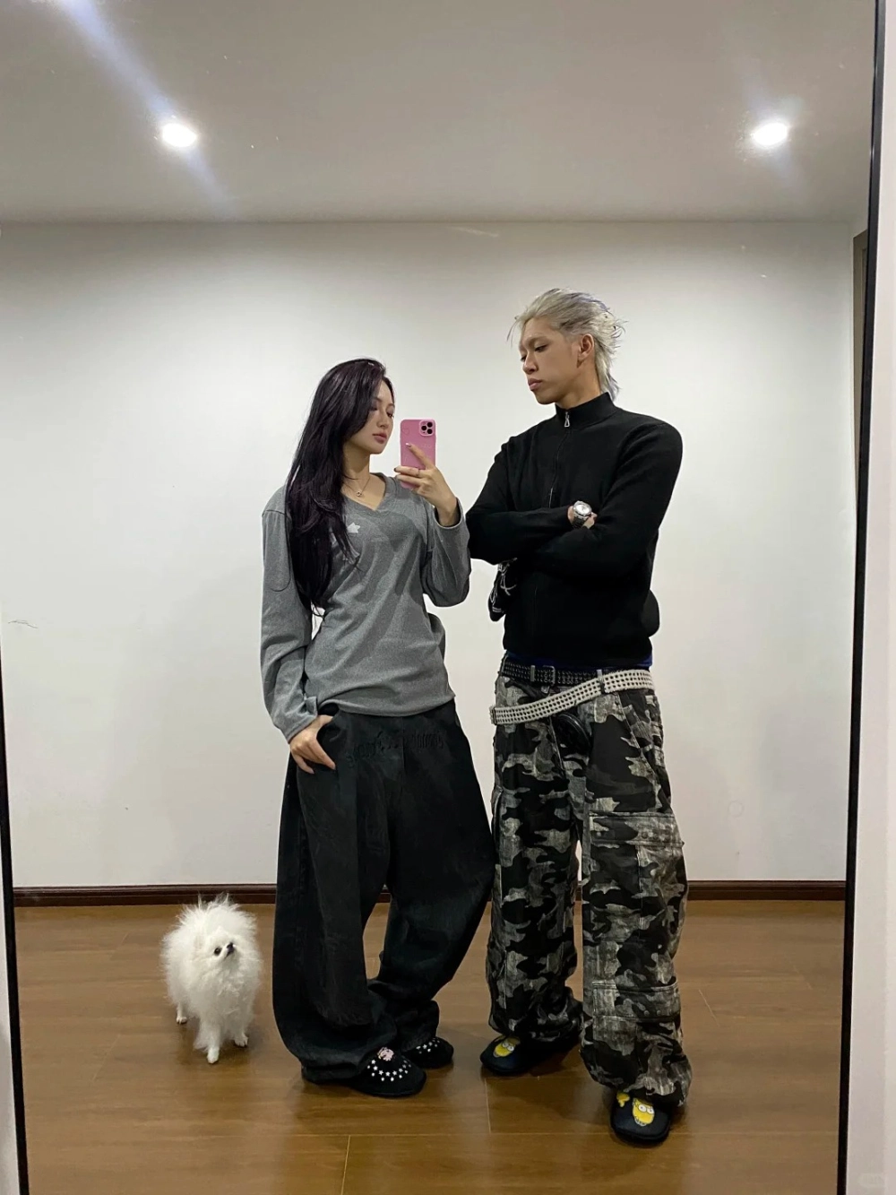 Cặp đôi diện đồ đôi Y2K theo phong cách phim ảnh cũ