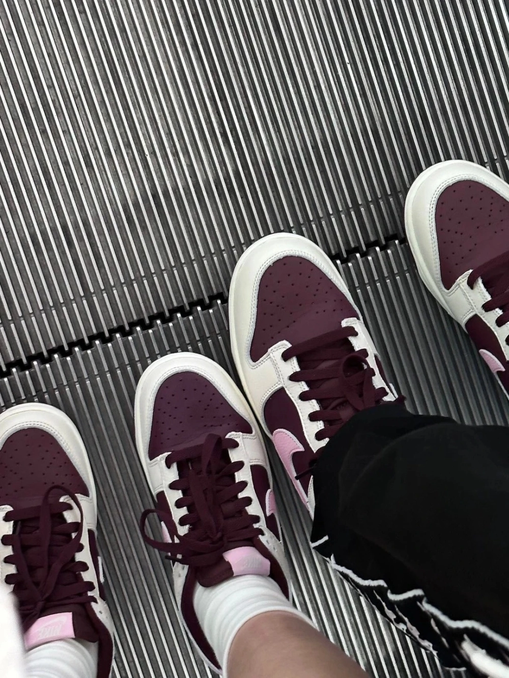 Cận cảnh giày đôi thể thao màu đỏ mận phối logo hồng tinh tế cho nam và nữ