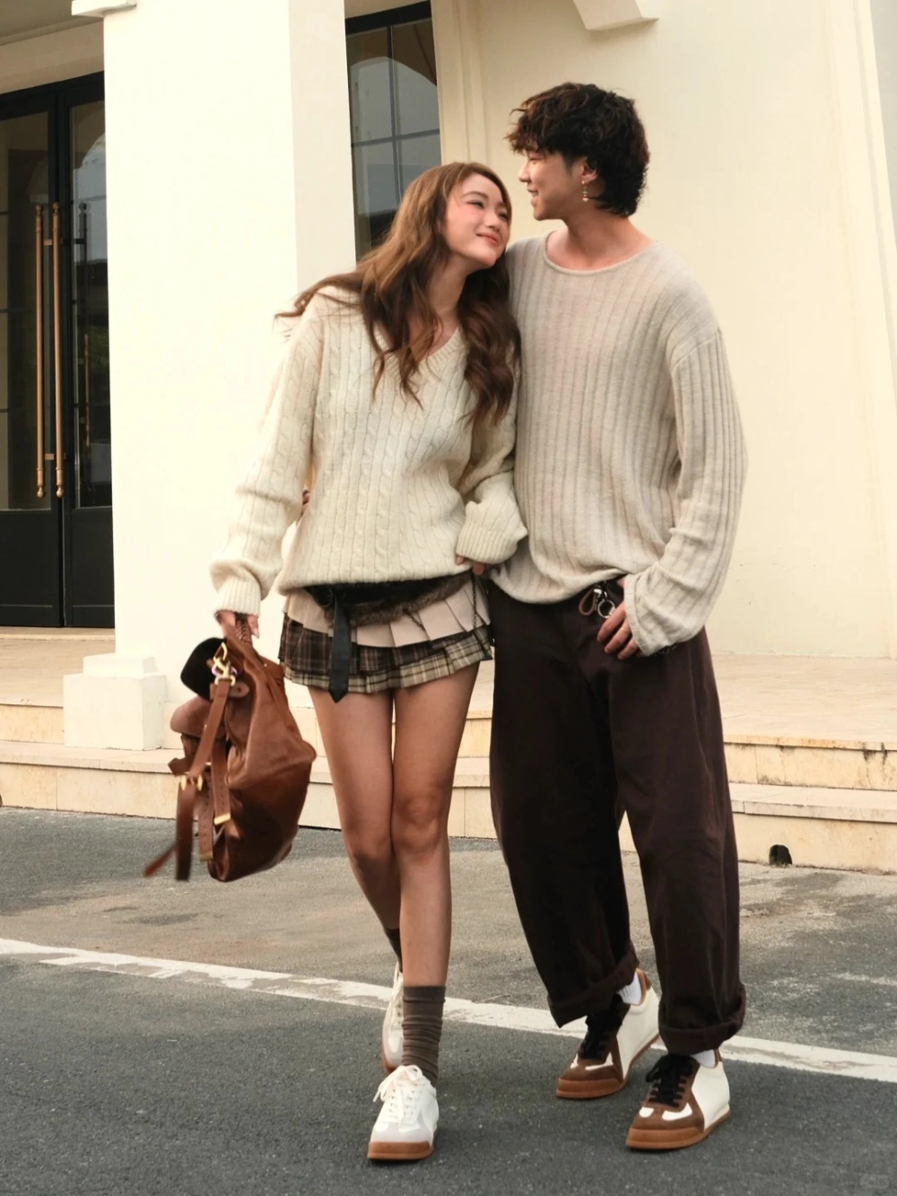 Phối đồ dạo phố lãng mạn với giày đôi sneaker màu nâu trắng phong cách vintage