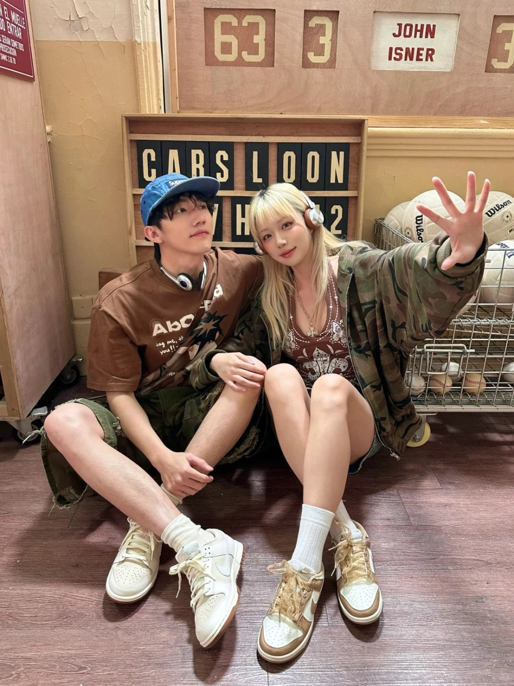 Concept chụp ảnh cặp đôi cực chất với giày đôi Nike Dunk màu be nâu thời thượng