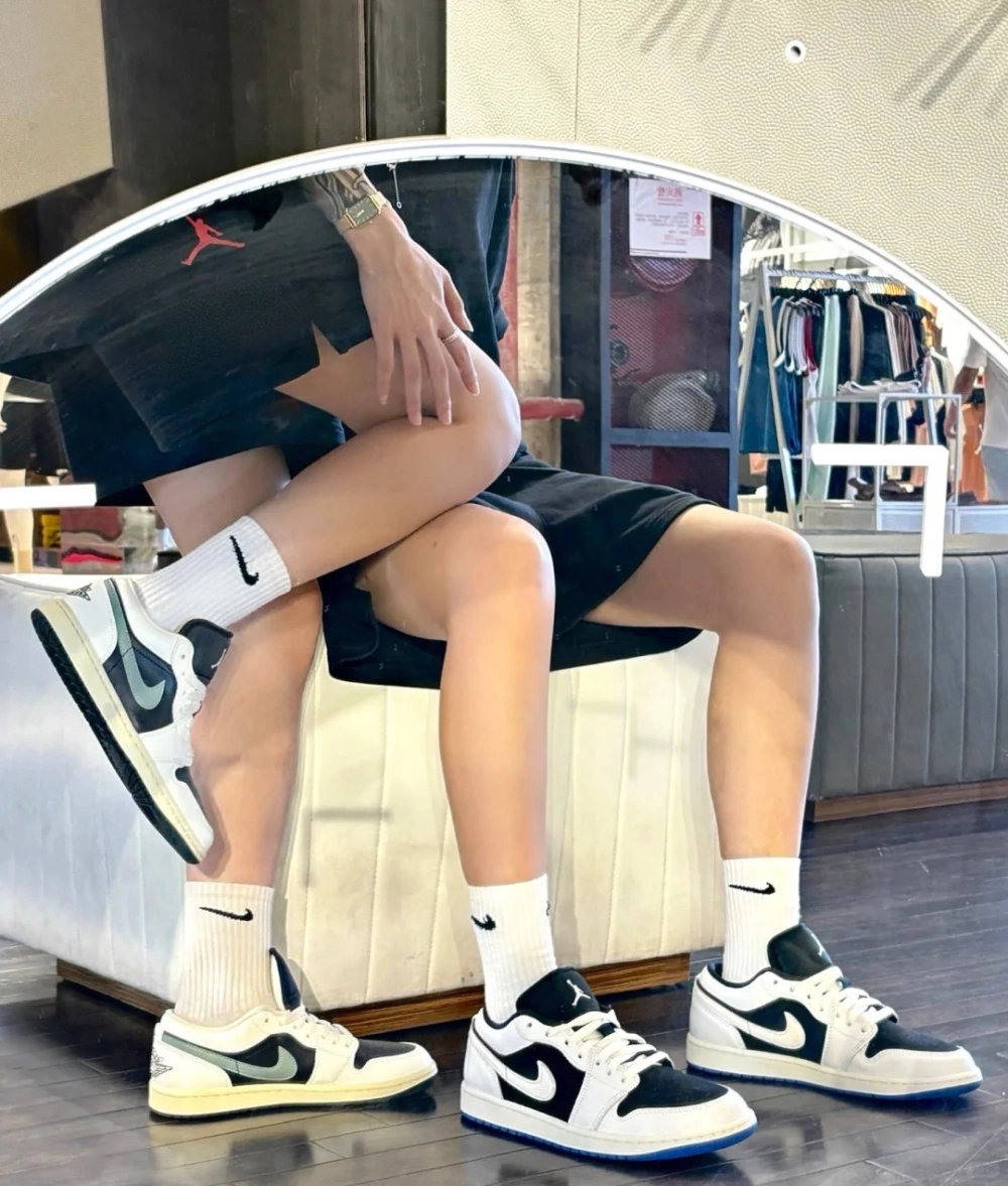 Giày đôi sneaker phối màu xanh lá và hồng neon nổi bật cho giới trẻ năng động