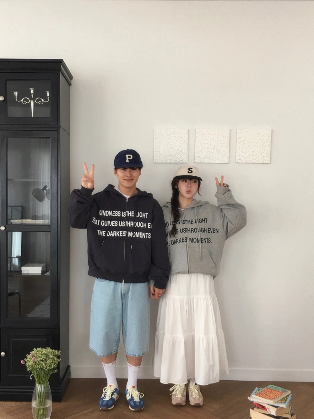 Cặp đôi rạng rỡ diện giày đôi năng động cùng vòng tay đôi dây bện tinh tế dạo phố