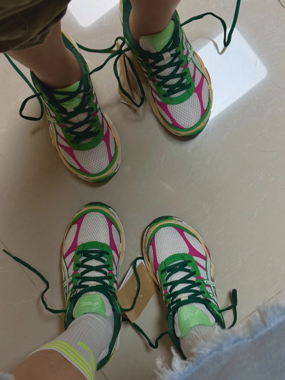 Giày đôi sneaker phối màu xanh lá và hồng neon nổi bật cho giới trẻ năng động