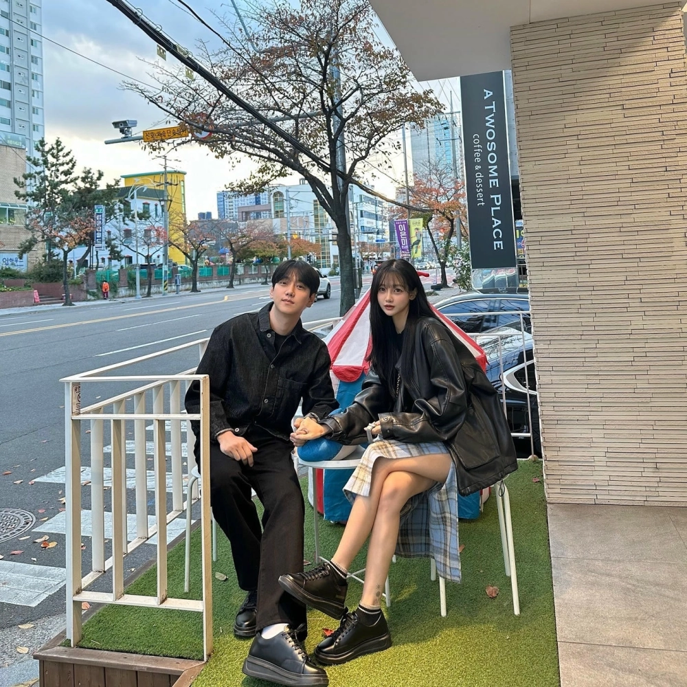 Cặp đôi diện giày đôi da đen phong cách chunky trẻ trung khi đi cà phê dạo phố