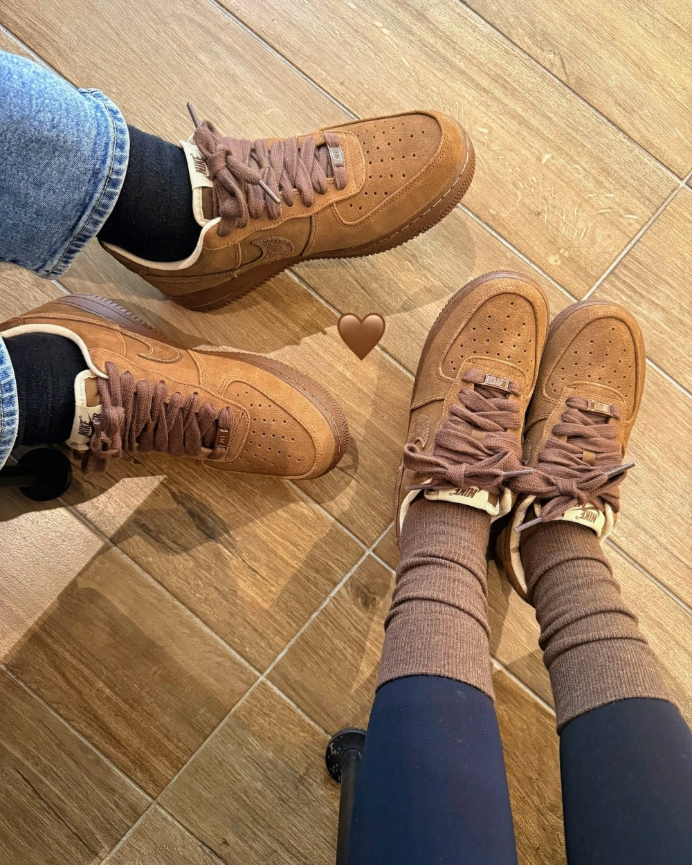 Cận cảnh giày đôi chất liệu da lộn màu nâu ấm áp cực xinh cho lứa đôi