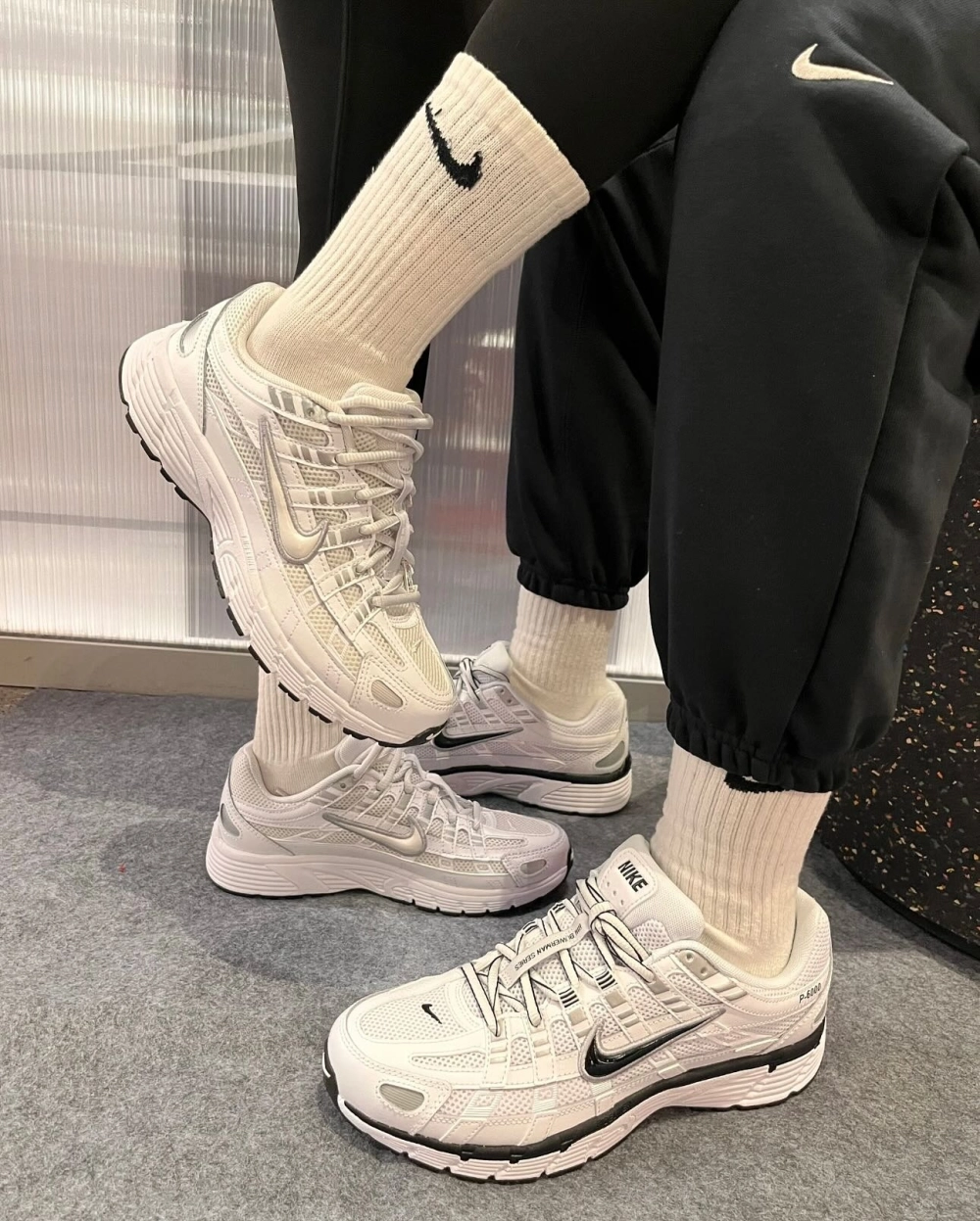 Giày đôi sneaker màu trắng bạc phối cùng tất cao cổ Nike năng động