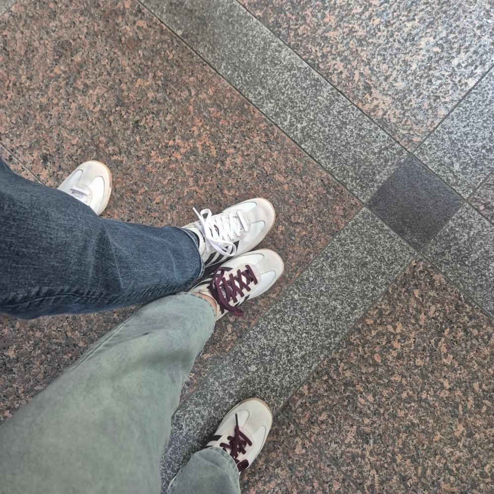 Phối đồ với giày đôi sọc đen trắng và quần jean dạo phố thanh lịch