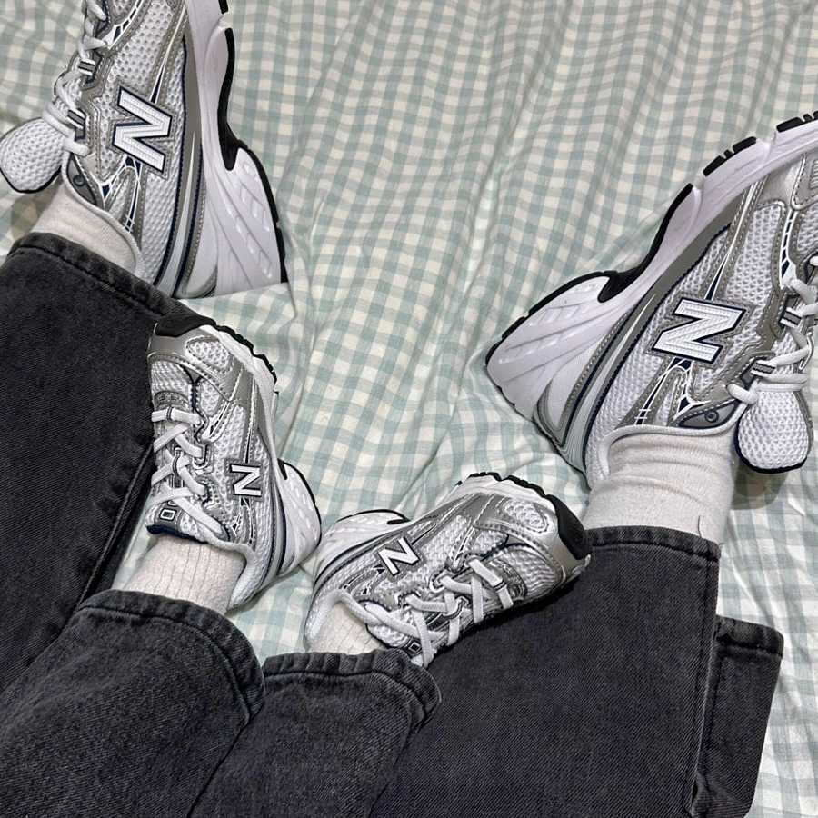 Mẫu giày đôi thể thao màu trắng bạc phong cách retro cá tính trên nền vải caro