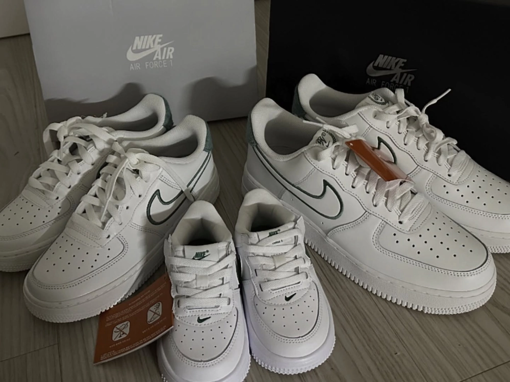 Set giày đôi gia đình màu trắng tinh khôi từ thương hiệu Nike nổi tiếng