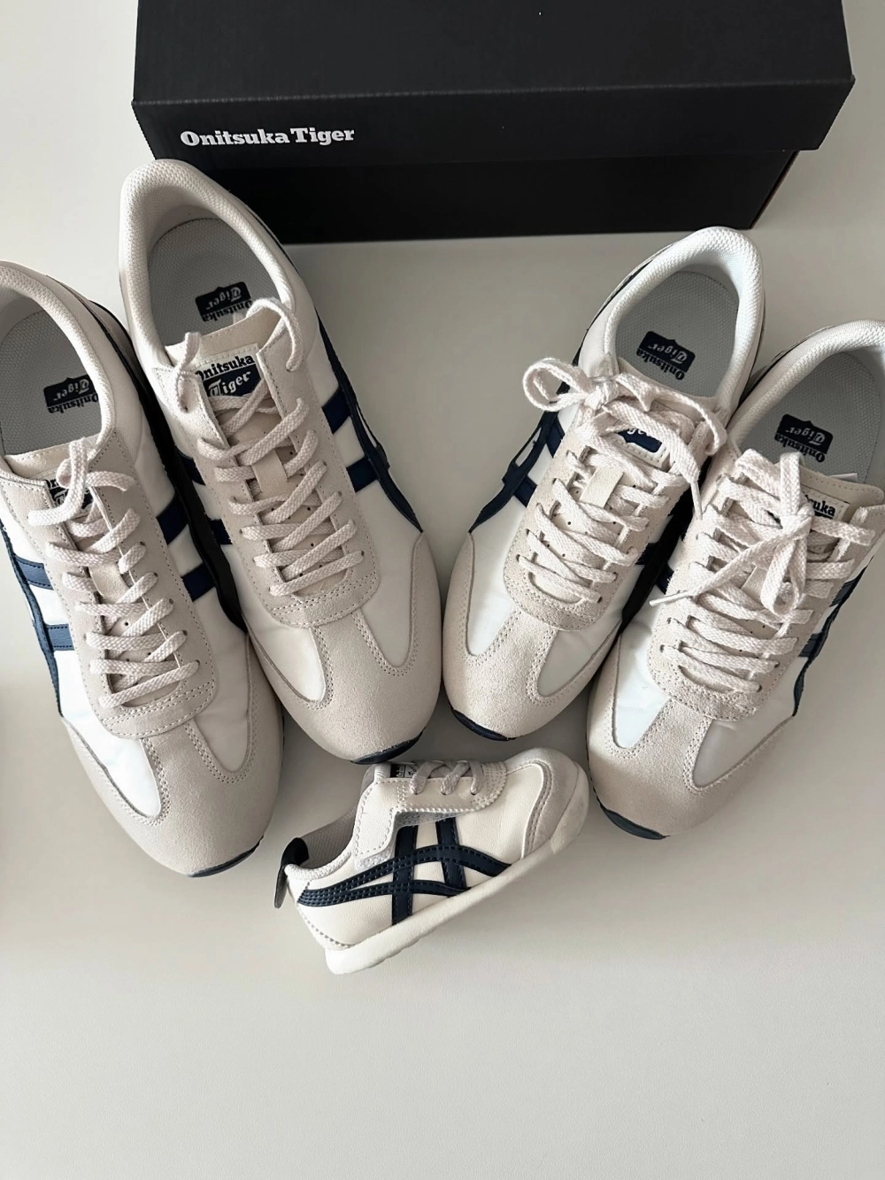 Bộ sưu tập giày đôi Onitsuka Tiger màu kem thanh lịch cho cặp đôi và gia đình