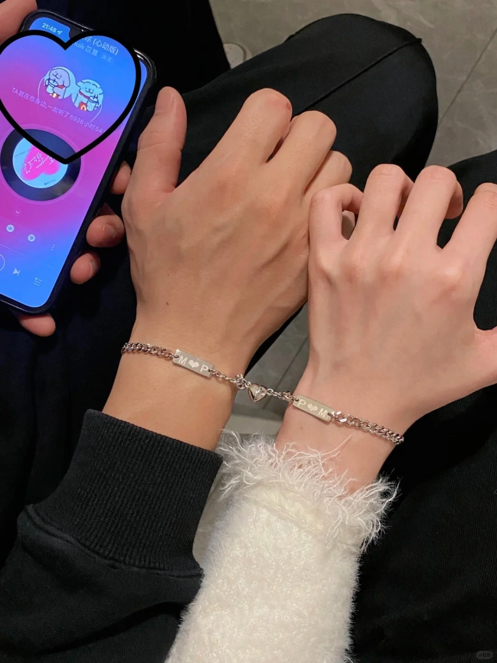 Cặp đôi phối phụ kiện đồ đôi với giày sneaker trắng năng động dạo phố tết