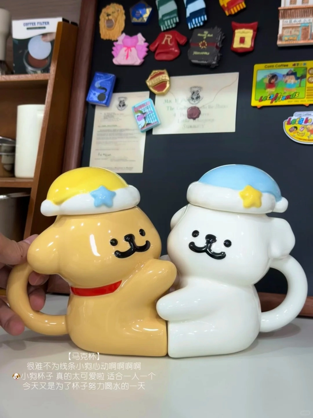 Cặp ly sứ hình chú chó ôm nhau dễ thương là phụ kiện đồ đôi trang trí không gian sống