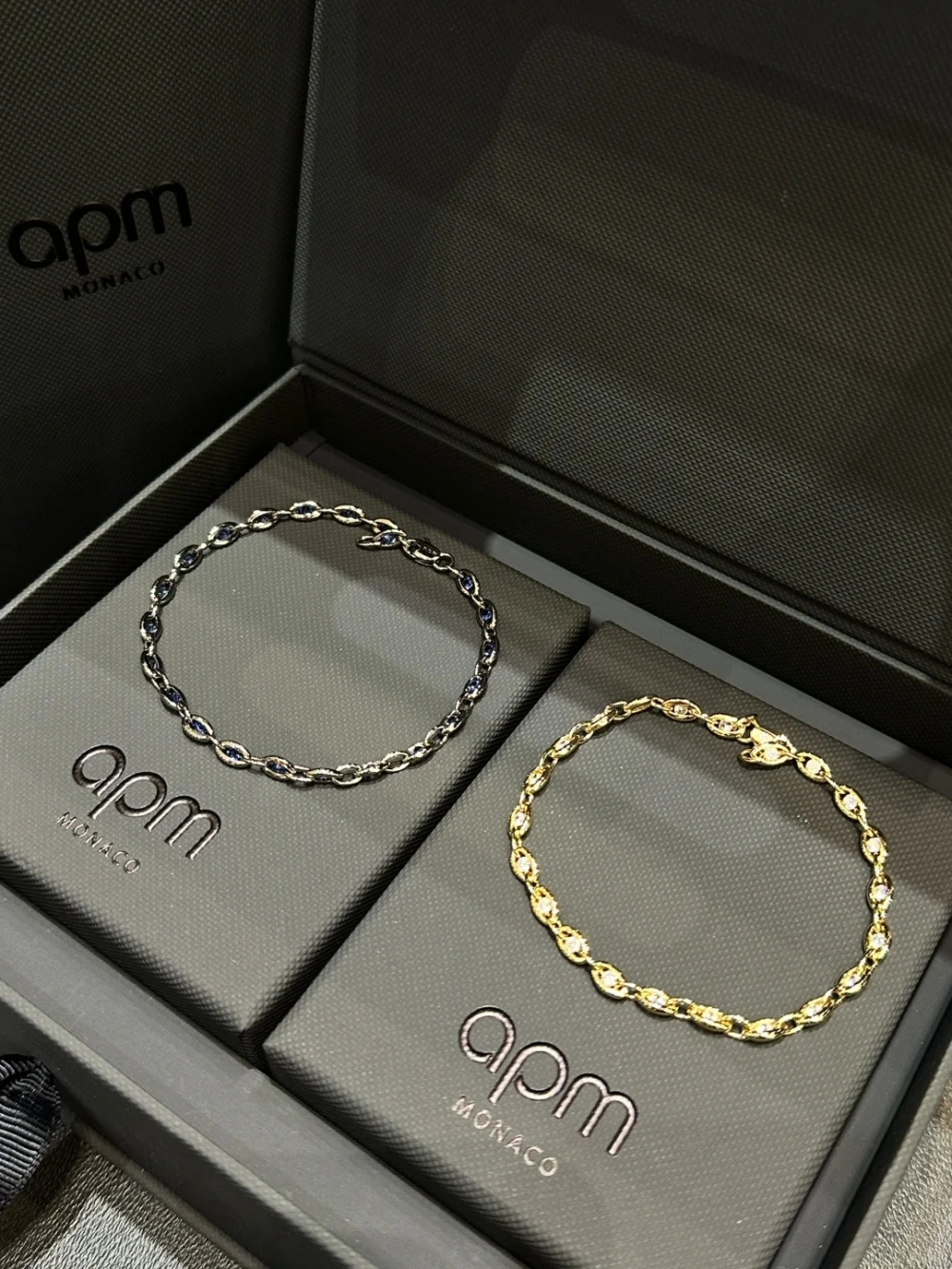 Bộ lắc tay cao cấp APM Monaco là phụ kiện đồ đôi thời thượng dành cho các buổi tiệc
