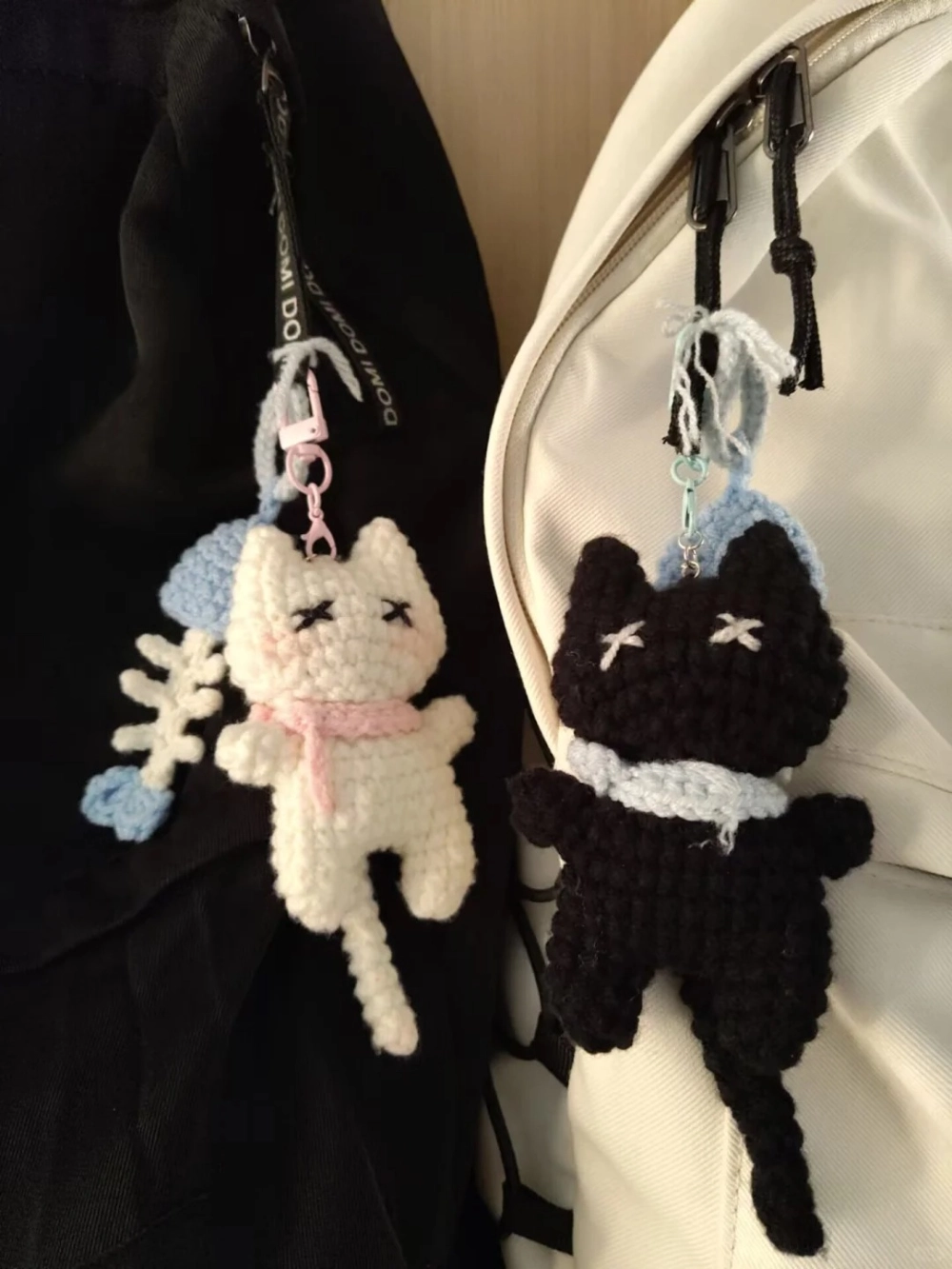 Móc khóa mèo len handmade là phụ kiện đồ đôi đáng yêu dùng để treo ba lô hoặc túi xách