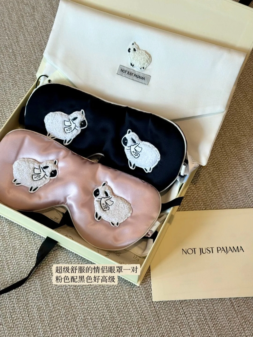 Set bịt mắt ngủ lụa thêu hình cừu là phụ kiện đồ đôi cao cấp chăm sóc giấc ngủ