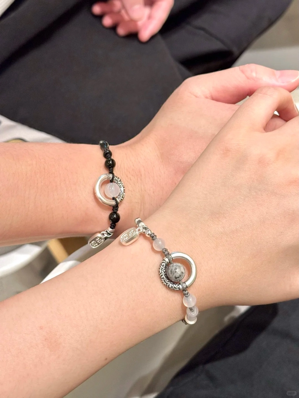 Vòng tay phụ kiện đồ đôi chuỗi hạt đá kết hợp charm bạc tinh xảo trên cổ tay