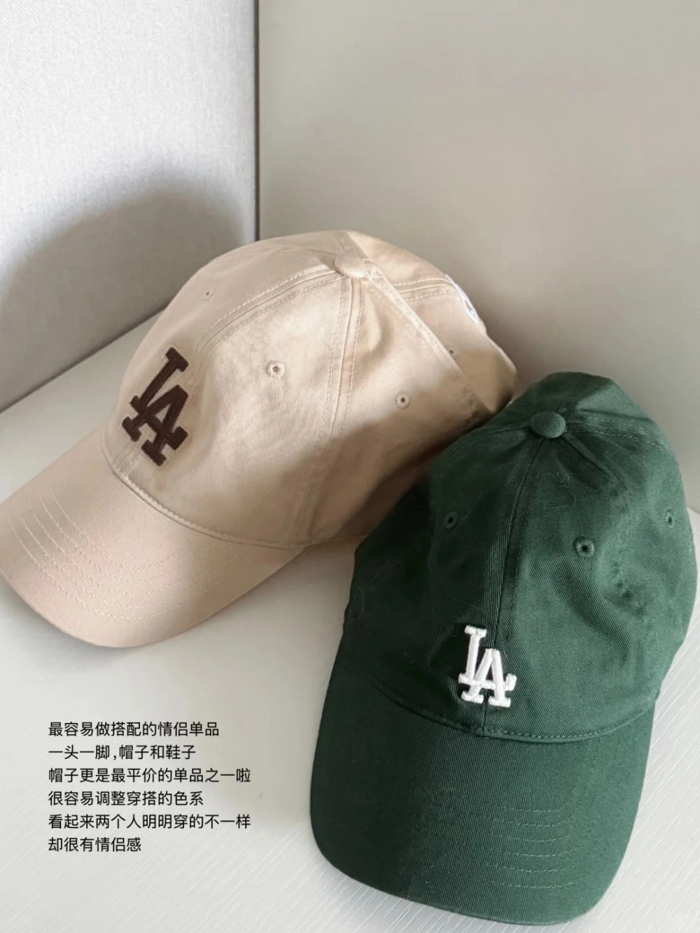Mũ lưỡi trai phụ kiện đồ đôi màu xanh lá và kem thêu logo thời trang cá tính