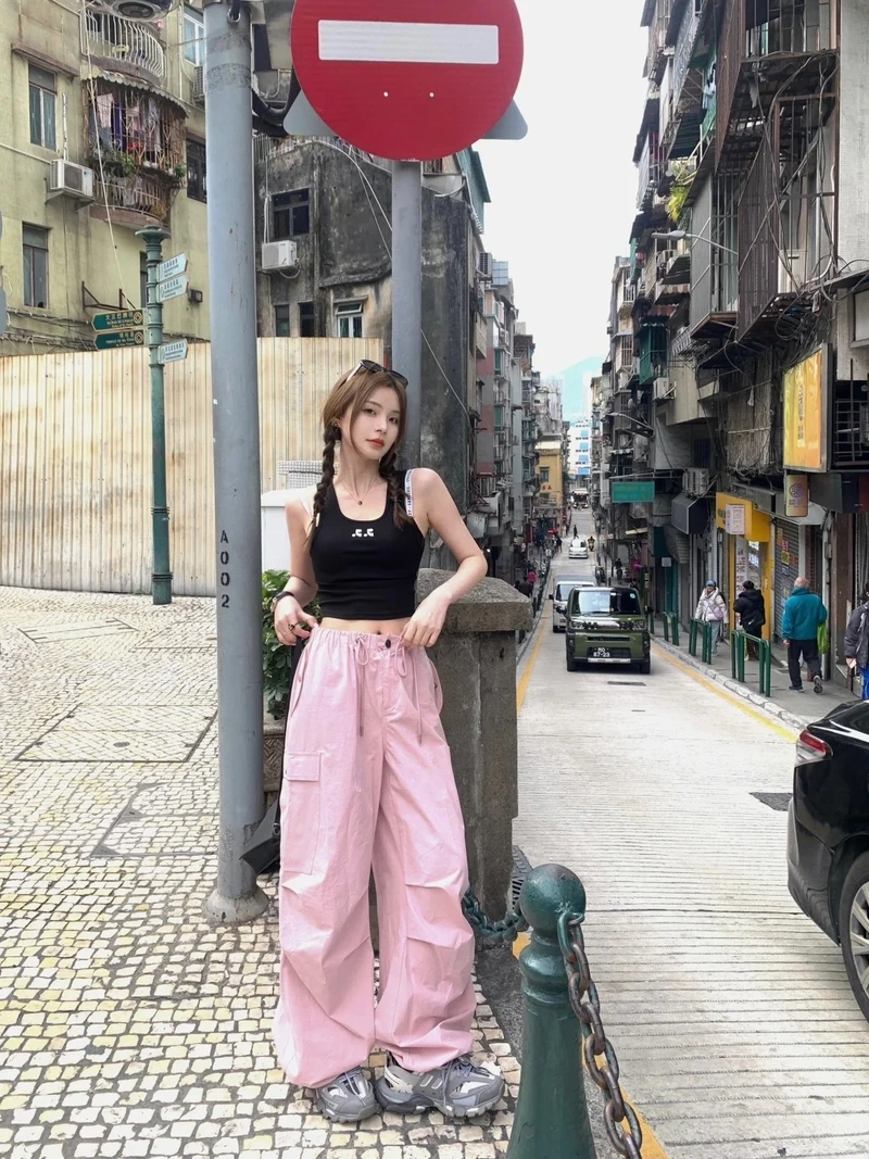 Phối đồ đơn giản bằng quần cargo basic