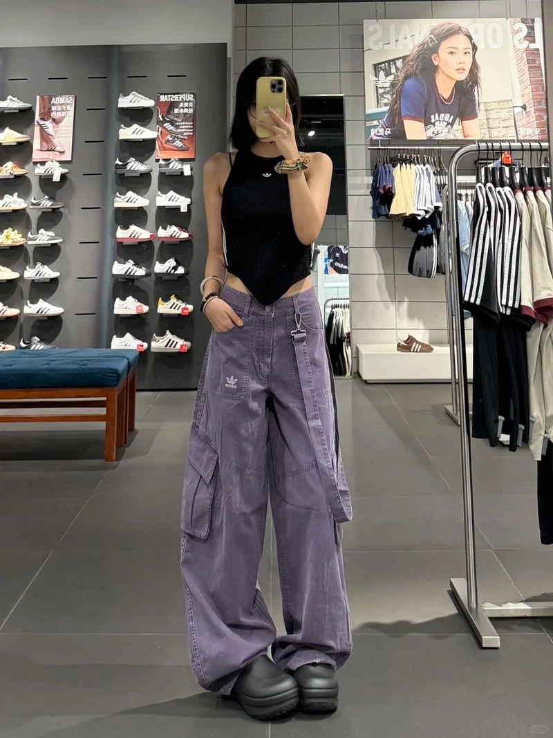 Nổi bật khung hình với quần cargo chụp ngoài trời