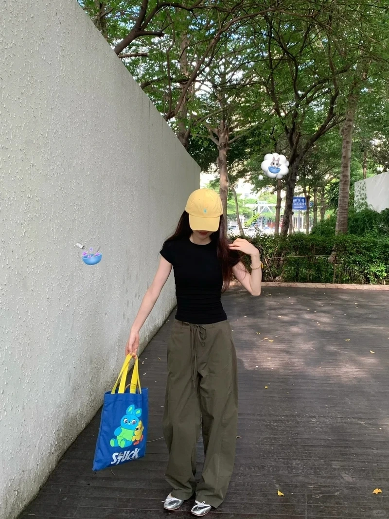 Outfit gọn gàng cùng quần cargo đi học