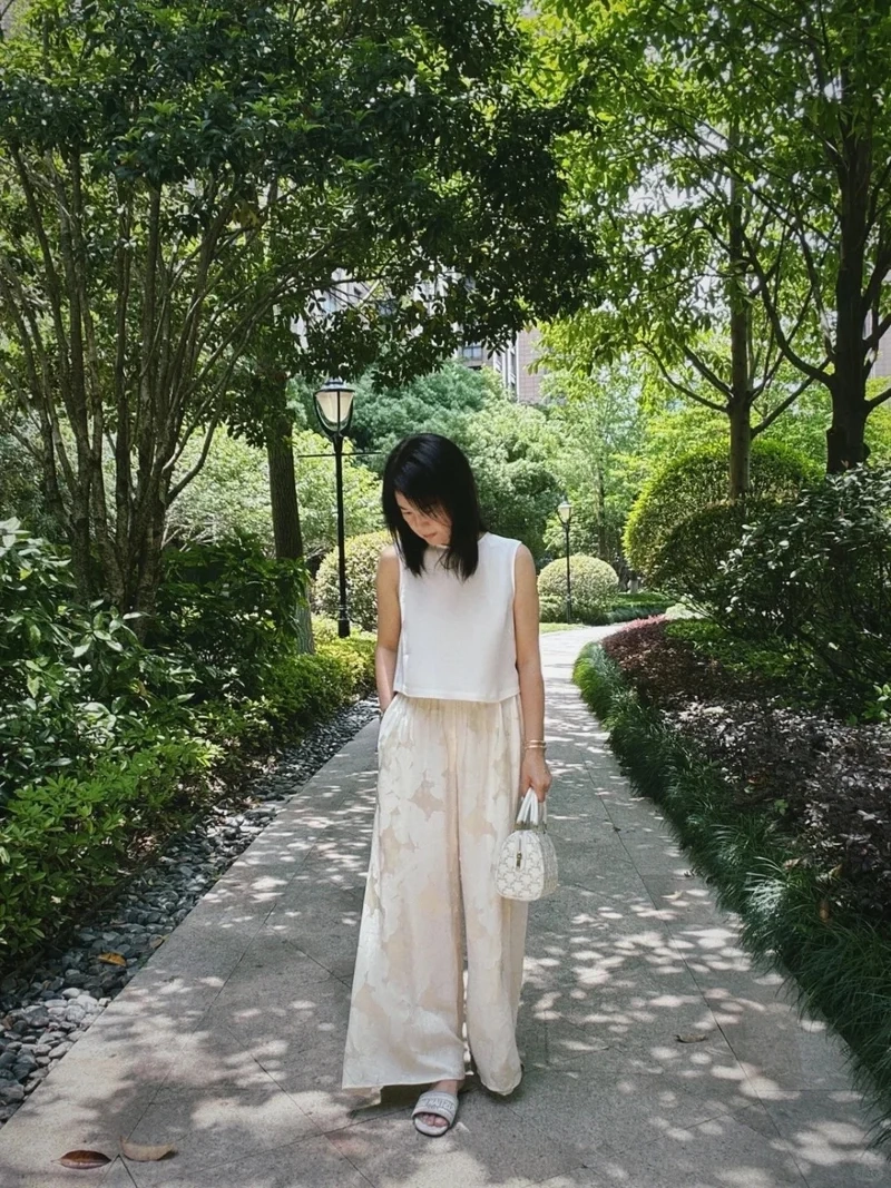 Dáng suông nhẹ nhàng nhờ quần culottes lụa dáng suông