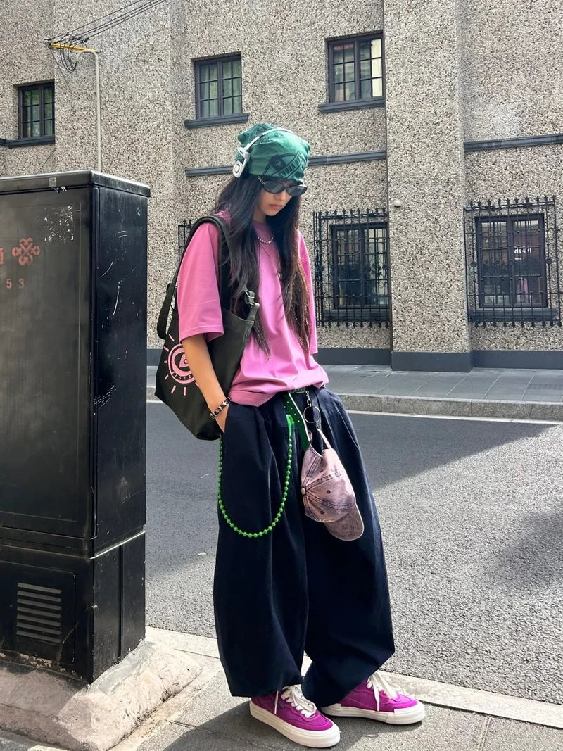 Chất đường phố với quần dù ống rộng streetwear